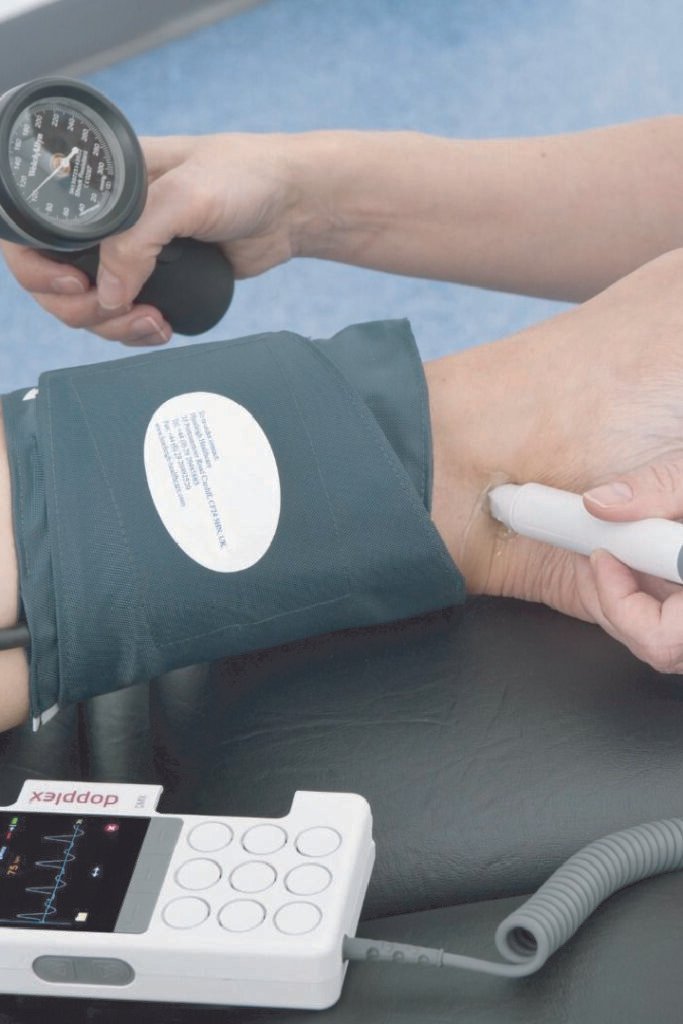 Evaluación vascular en paciente con pie diabético usando doppler y manguito de presión en el tobillo para valorar circulación y riesgo de úlceras y heridas crónicas