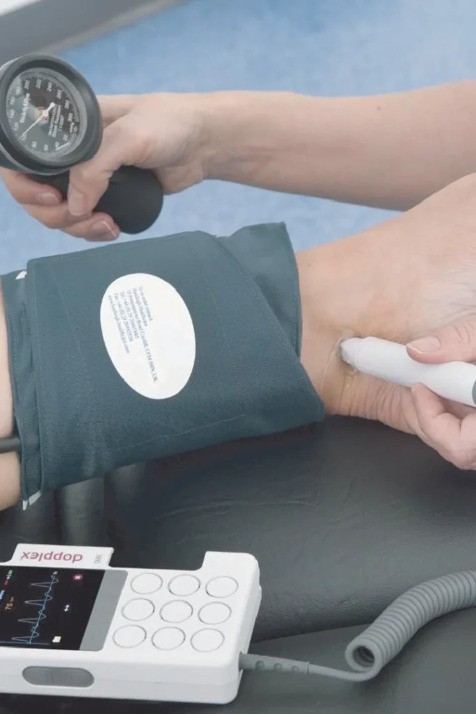 Evaluación vascular en paciente con pie diabético usando doppler y manguito de presión en el tobillo para valorar circulación y riesgo de úlceras y heridas crónicas