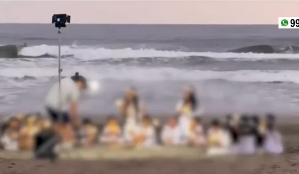 Quemaduras graves Fotógrafo prepara luz en la playa con niños sentados en la arena, parte de su recuperación de quemaduras.