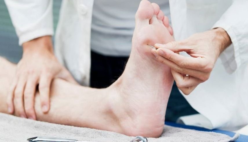 Evaluación de sensibilidad en pie diabético con monofilamento para prevenir úlceras y complicaciones